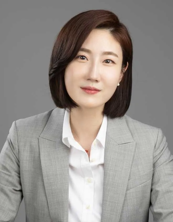 rufina kim headshot